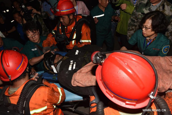 Rescuers carry an injured miner to an ambulance at the site of a colliery flooding in Jincheng, north China's Shanxi Province, July 8, 2016. (Xinhua/Zhan Yan) 
