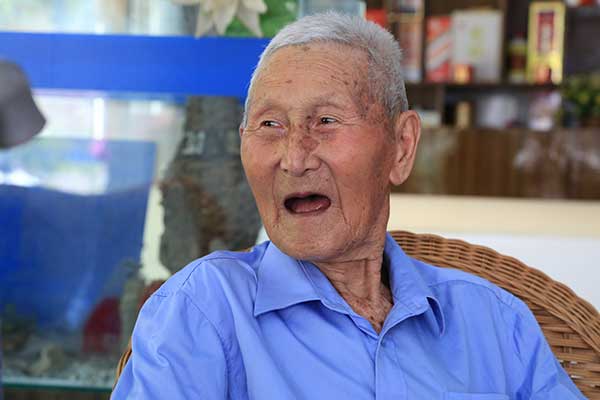 Long March veteran Meng Shaojin, 95, during the interview in Yinjiang county, Guizhou province. (Photo By Yang Jun and Satarupa Bhattacharjya /China Daily)