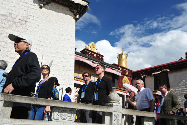 Overseas experts and scholars attending the 2016 Forum on the Development of Tibet visit Jokhang Temple at Lhasa, the capital city of the Tibet autonomous region, on Monday. (Photo by Tentsen Shiden/Tibet Daily)