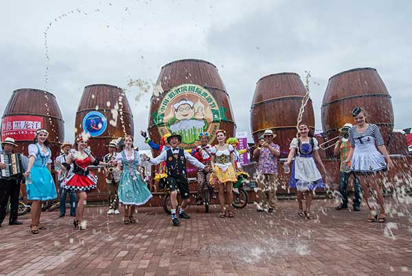 A show features performers from various parts of the world at the ongoing Harbin International Beer Festival.(Photo provided to China Daily)
