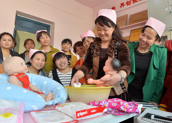 Women who were laid-off workers learn to take care of newborns at an employment service center in Shijiazhuang, Hebei province, in April. (Photo:Xinhua/Zhang Zhen)