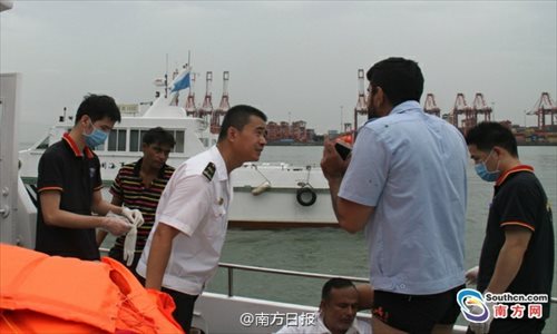 Maritime search and rescue teams from Guangdong Province rescue illegal migrants Sunday after their boat capsized. Photo/Nanfang Daily on Weibo.com