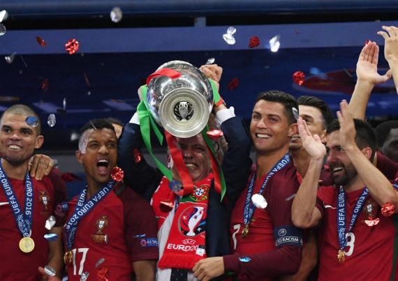 Fernando Santos(C), coach of Portugal celebrates with the trophy during the awarding ceremony after winning the Euro 2016 final football match against France in Paris, France, July 10, 2016. Portugal won 1-0.(Photo: Xinhua/Guo Yong)