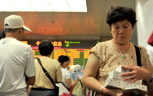 A woman takes away her medicines after paying for them at Beijing Friendship Hospital. Li Wen / Xinhua