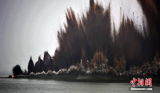 The embankment separating Liangzi Lake and Niushan Lake is blown up in central China's Hubei Province on July 14, 2016. (Photo: China News Service/Zhang Chang)