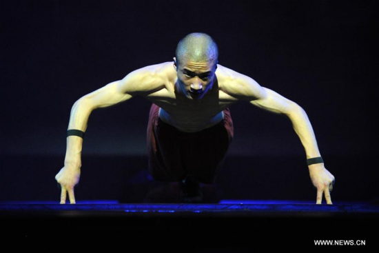 A Shaolin monk performs in the media preview of the show Shaolin at Singapore's Marina Bay Sands Theatre, July 13, 2016. (Xinhua/Then Chih Wey) 