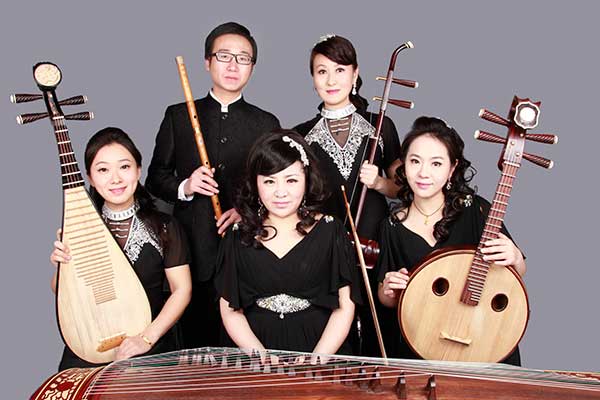 Guzheng player Fan Weiqing (center) founds her chamber music group in 2011. The members are her colleagues from China Broadcasting Chinese Orchestra.(Photo provided to China Daily)