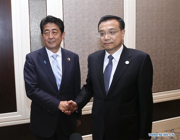 Chinese Premier Li Keqiang (R) meets with Japanese Prime Minister Shinzo Abe in Ulan Bator, Mongolia, July 15, 2016. (Photo:Xinhua/Pang Xinglei)