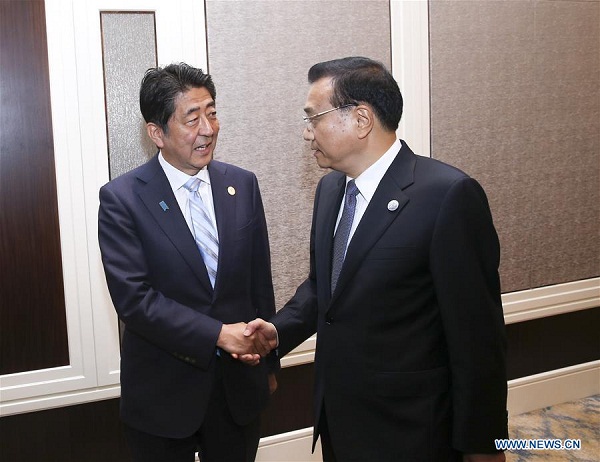 Chinese Premier Li Keqiang (R) meets with Japanese Prime Minister Shinzo Abe in Ulan Bator, Mongolia, July 15, 2016. (Photo:Xinhua/Pang Xinglei)