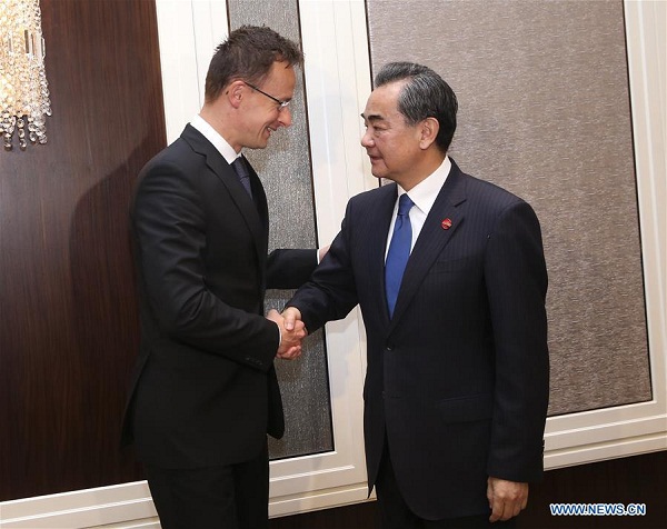 Chinese Foreign Minister Wang Yi (R) meets with his Hungarian counterpart Peter Szijjarto in Ulan Bator, Mongolia, July 15, 2016. (Photo:Xinhua/Pang Xinglei)