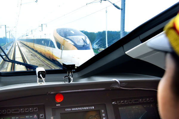 Two of China's high-speed trains reach speeds of 420 km/h during test runs in Zhengzhou. (Photo:China Daily/Luo Chunxiao)
