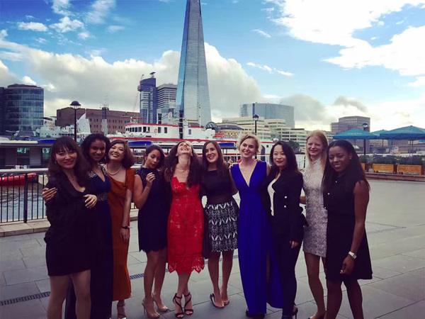 Gu Weiqi (third from right) and her schoolmates before the graduation activity of Thames boat cruise in London, UK, July 12, 2016. (Photo provided to chinadaily.com)