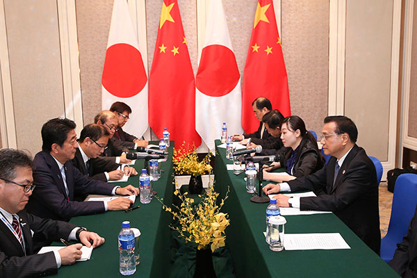 Premier Li Keqiang meets with Japanese Prime Minister Shinzo Abe on July 15. The Premier said at the meeting that Japan should exercise caution in words and deeds, and stop hyping up and interfering in the issue of South China Sea.(Photo/Xinhua)