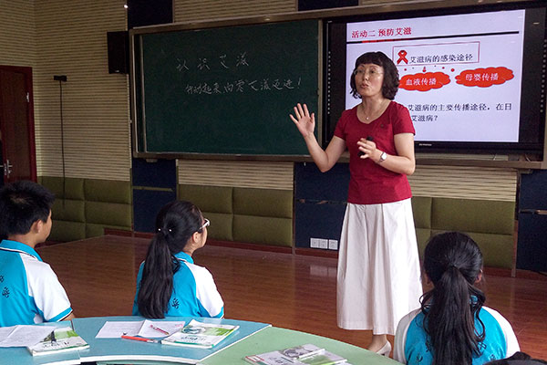 Teacher Chen Hong discusses AIDS prevention with students at Longquanyi No 7 Middle School in Chengdu, Sichuan province. YANG WANLI/CHINA DAILY