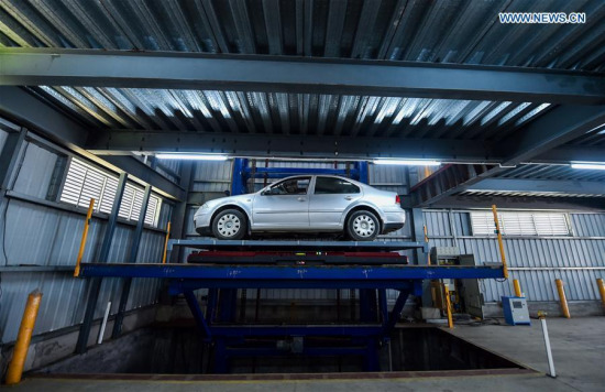 An AGV parking robot has parked a car onto an elevator at a robot company in Shenzhen, south China's Guangdong Province, July 15, 2016.  (Xinhua/Mao Siqian)
