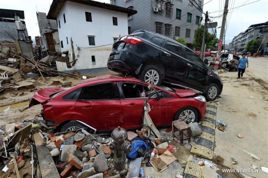 Cars are washed away by the flood at Bandong Township in Minqing County, southeast China's Fujian Province, July 11, 2016.  (Xinhua/Zhang Guojun)