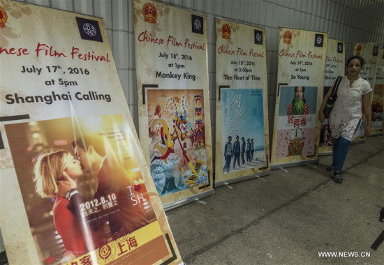 An Indian viewer waits to watch Chinese movies during the Chinese Film Festival in Kolkata, capital of eastern Indian state West Bengal, on July 17, 2016. (Xinhua/Tumpa Mondal)