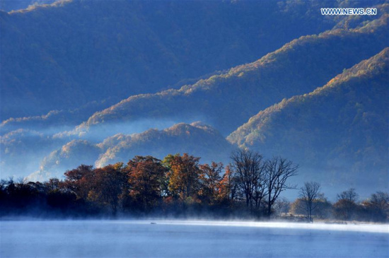 Photo taken on Oct. 17, 2012 shows the scenery of the wetland of Dajiu Lake in the Shennongjia Forestry District, central China's Hubei Province. (Xinhua/Du Huaju) 