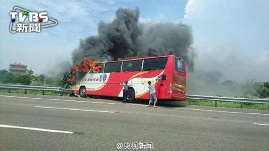 A tourist coach bursts into flames on the highway to the Taiwan Taoyuan International Airport on July 19, 2016. (Photo/Sina Weibo)