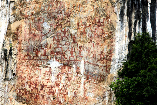 The rock paintings mostly feature squatting human figures.