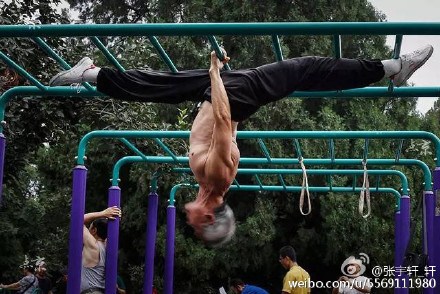 An elderly man performs his stunts in the Temple of Heaven Park in Beijing.(Photo/Sina Weibo)