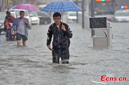 A flooded road in Taiyuan city, the capital of North Chinas Shanxi Province, July 19, 2016. Taiyuan has issued an orange alert for the rainstorm, the second-highest level in Chinas weather warning system, after it was soaked by continuous rain for 19 hours by 2:30 pm on Tuesday. (Photo: China News Service/Wei Liang)