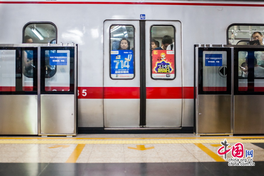 Sliding security doors are being installed at Yong'anli station on Beijing's Subway Line 1 on July 18, 2016. (Photo:China.org.cn/Zheng Liang)