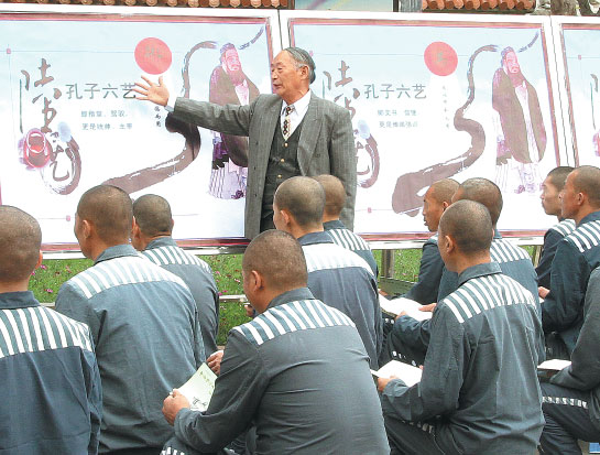 Liu Fengguang, professor of Confucianism at Qufu Normal University, gives a lecture on Confucius' teachings in Yunhe prison in 2011. Photos Provide To China Daily