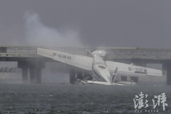 A seaplane crashes into a bridge during a test flight in Shanghai's Jinshan District on July 20, 2016. (Photo/The Paper)