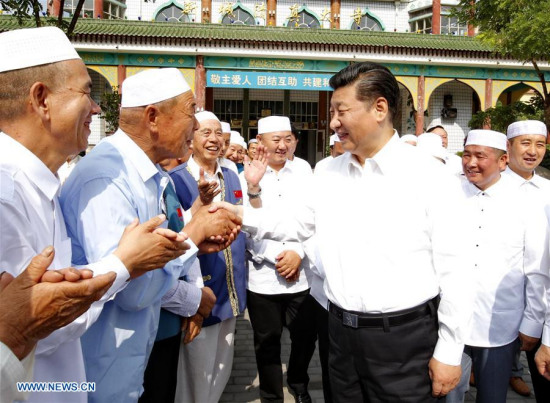 Chinese President Xi Jinping talks with local muslims at Xincheng Mosque in Yinchuan, capital of northwest China's Ningxia Hui Autonomous Region, July 19, 2016. Xi made a three-day inspection tour in Ningxia.(Xinhua/Ju Peng) 