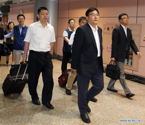 Liu Kezhi (Front), secretary-general of the Association for Tourism Exchange Across the Taiwan Straits, arrives in Taipei, southeast China's Taiwan, July 20, 2016. (Xinhua) 
