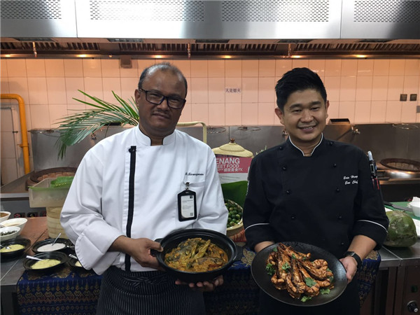 Chef Siva (left) is one of Penang's renowned Malay master chefs. (Photo provided to chinadaily.com.cn)