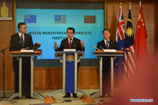 Malaysia's Transport Minister Liow Tiong Lai (C), Chinese Minister of Transport Yang Chuantang (R) and Australia's Minister for Infrastructure and Transport Darren Chester (L) attend a joint press conference in Putrajaya, Malaysia, July 22, 2016.  (Xinhua/Chong Voon Chung)