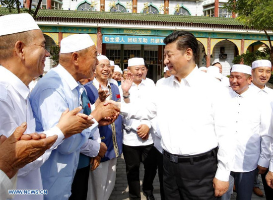 Chinese President Xi Jinping talks with local muslims at Xincheng Mosque in Yinchuan, capital of northwest China's Ningxia Hui Autonomous Region, July 19, 2016. Xi made a three-day inspection tour in Ningxia.(Xinhua/Ju Peng)