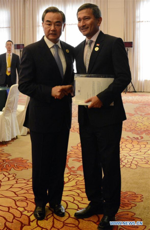 Chinese Foreign Minister Wang Yi (L) meets with Singapore's Minister for Foreign Affairs Vivian Balakrishnan in Vientiane, capital of Laos, on July 24, 2016. (Photo: Xinhua/Liu Ailun)