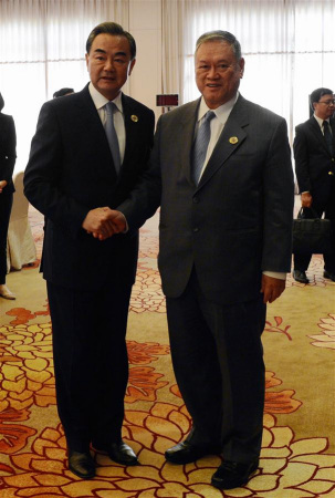 Chinese Foreign Minister Wang Yi (L) meets with Brunei's Second Minister of Foreign Affairs and Trade Lim Jock Seng in Vientiane, capital of Laos, on July 24, 2016. (Xinhua/Liu Ailun)