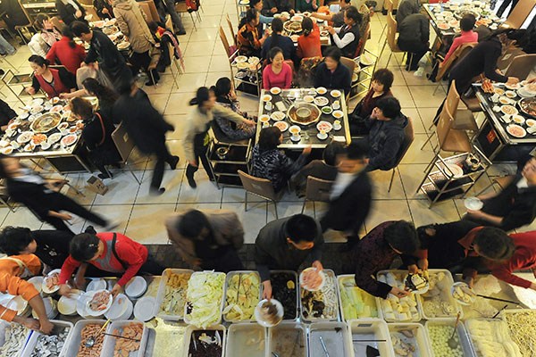 People dine at a hotpot cafeteria in Chengdu, Sichuan province. China Daily
