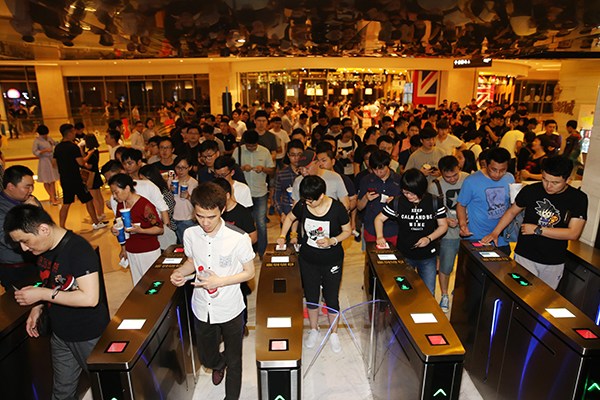 Chinese gaming fans wait to enter a cinema screening the film Warcraft in Hefei, Anhui province. (Photo/China Daily)