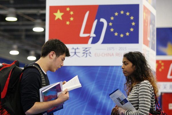 A student attends the 2015 China Education Expo in Beijing, Oct 25, 2015. (Photo by Wang Zhuangfei/China Daily)