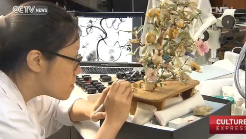 The Taipei Palace Museum recently invited 21 restorers to repair more than 700-thousand relics, including painting utensils and textiles. (Photo/CCTV.com)