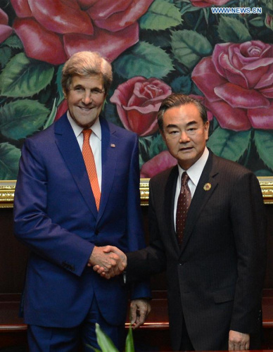 Chinese Foreign Minister Wang Yi(R) meets with U.S. Secretary of State John Kerry in Vientiane, capital of Laos on July 25, 2016.  (Xinhua/Liu Ailun)