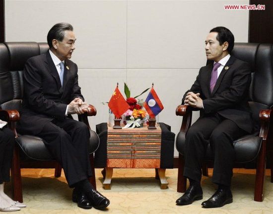 Chinese Foreign Minister Wang Yi (L) meets with Lao Foreign Minister Saleumxay Kommasith in Vientiane, Laos, July 24, 2016. (Xinhua/Liu Ailun)