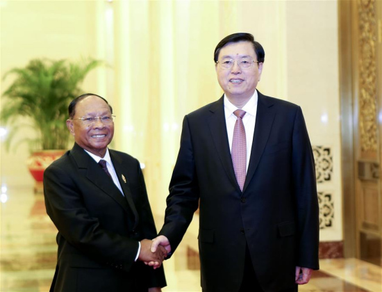 Zhang Dejiang (R), chairman of the Standing Committee of China's National People's Congress, shakes hands with Cambodia's National Assembly President Samdech Heng Samrin in Beijing, capital of China, July 25, 2016. (Xinhua/Ding Lin)