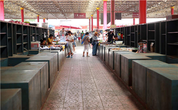 Empty stalls at Panjiayuan, Beijing's biggest antiques market. Photos by Zou Hong/China Daily