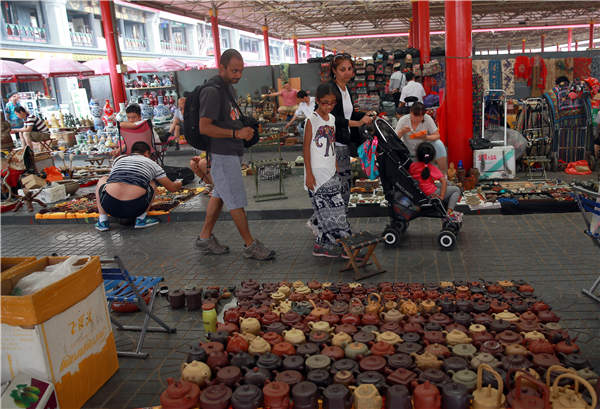 Foreign visitors at Panjiayuan.(Photo by Zou Hong/China Daily)