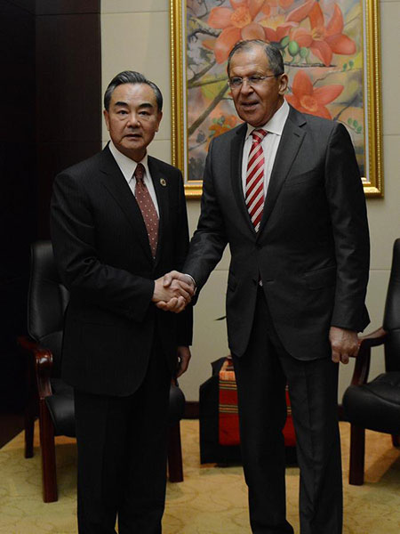Foreign Minister Wang Yi, left, meets his Russian counterpart Sergei Lavrov on the sidelines of a range of meetings regarding East Asian cooperation in Vientiane, Laos, July 25, 2016. (Photo/Xinhua)