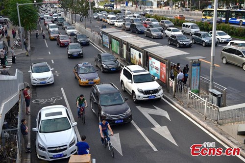 Drivers suffer from a bumper-to-bumper jam on a road in Beijing during the morning rush hours on September 6, 2015. (Photo: China News Service/ Jin Shuo)