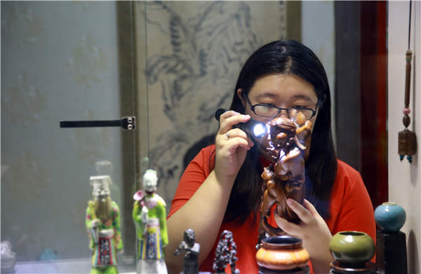 Wang Ge, one of a new breed of antiques dealers in Beijing. (Photo by Zou Hong/China Daily)