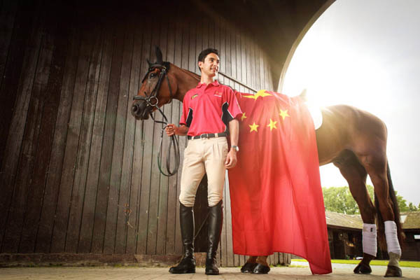 Alex HuaTian poses for photos with his horse Don Geniro in Manchester, Britain, on July 26, 2016. (Photo by Wang Jingyuan/Provided to China Daily)