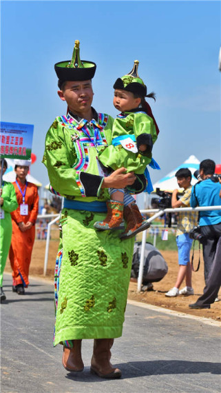 A Naadam festival in the Inner Mongolia autonomous region gathers participants from different regions who showcase their archery art and eye-catching costumes.